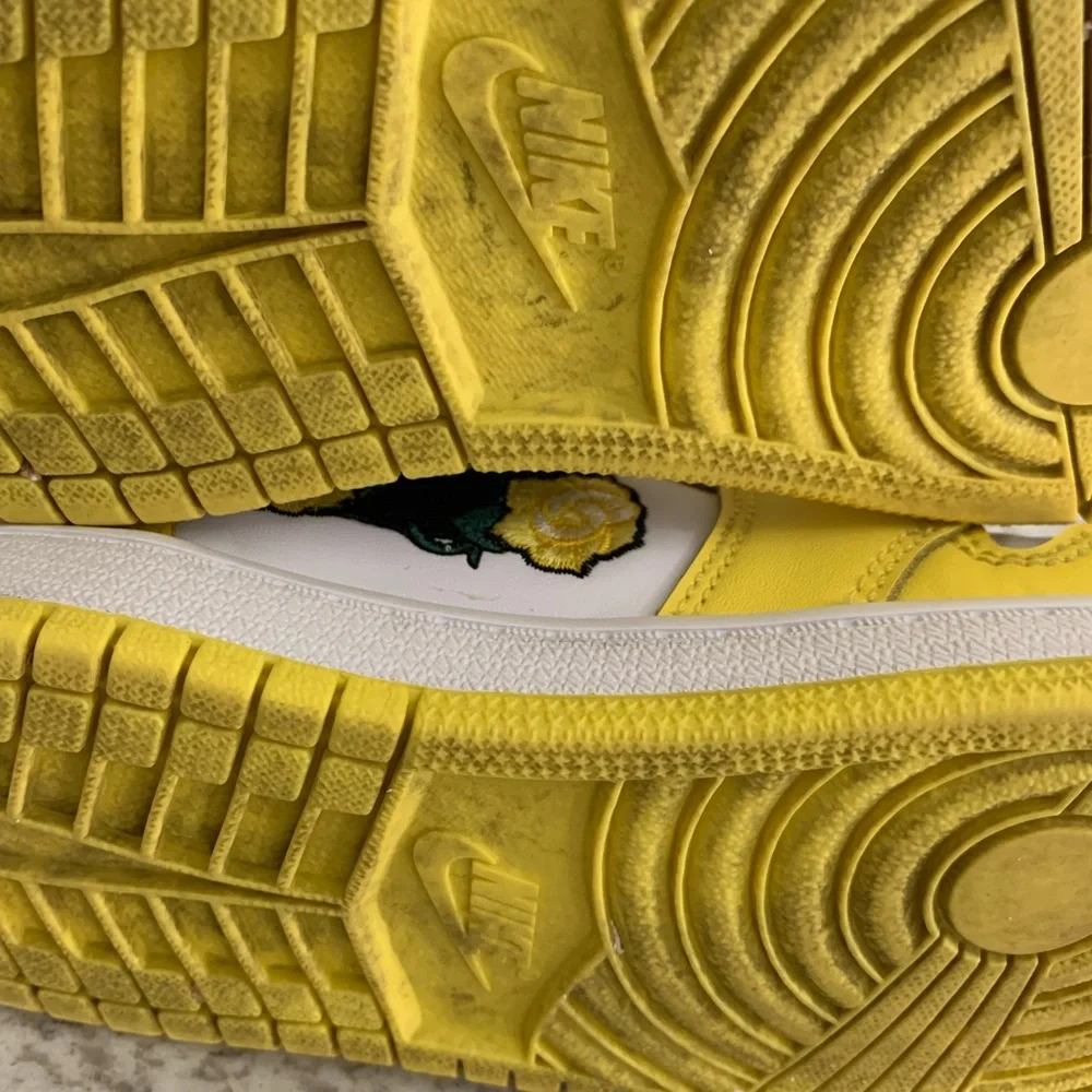 Nike‎ Air Jordan 1 Mid SE TD Rose Patch Dynamic Yellow Size 1 Authentic